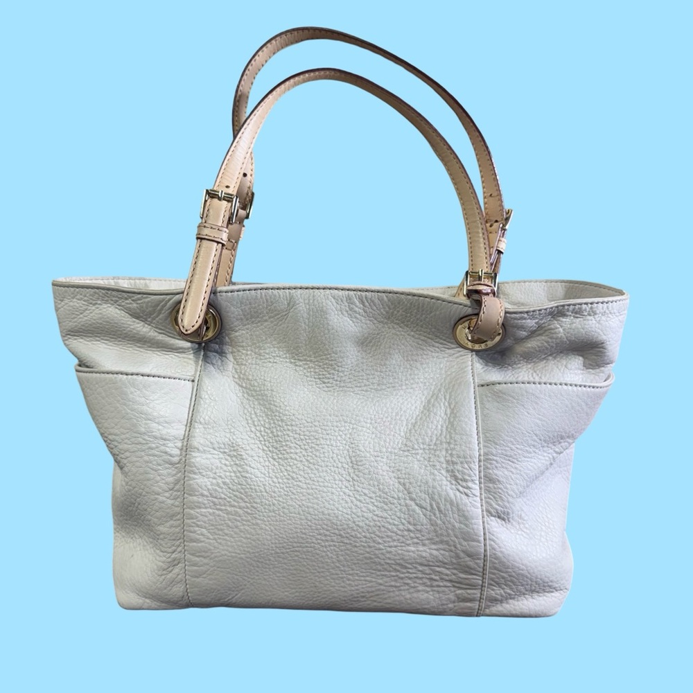 Michael Kors Cream Shoulder Bag with Elegant Design